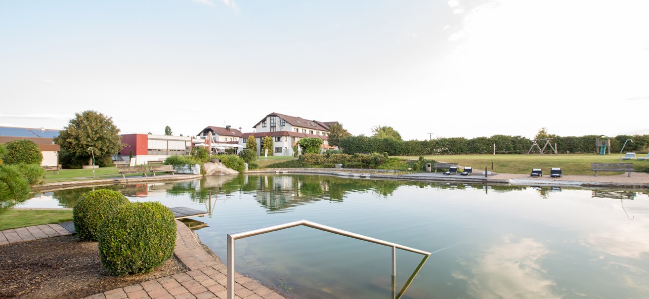 ARAMIS Tagungs- und Sporthotel - Außenanlage mit Naturbadesee, © ARAMIS Hotel & Freizeit GmbH