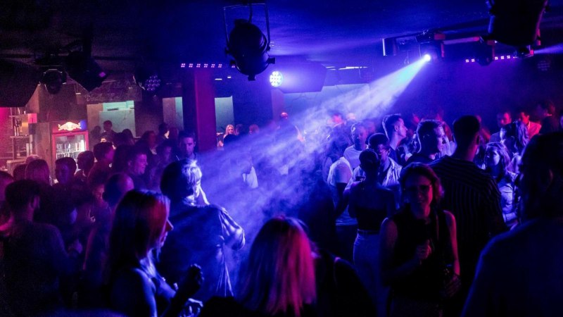 A lively nightclub with dancing people, colorful lights and fog effects. The atmosphere is lively and full of energy., © BOA Stuttgart A lively nightclub with dancing people, colorful lights and fog effects. The atmosphere is lively and full of energy., © BOA Stuttgart