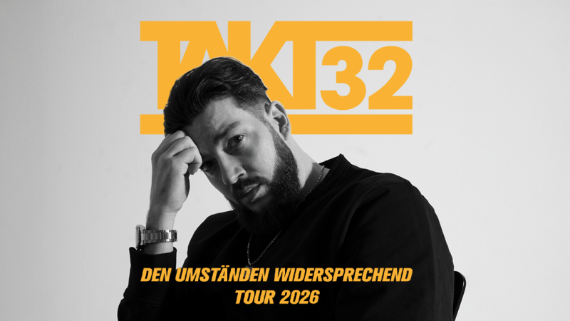 Ein nachdenklicher Mann mit Bart sitzt vor einem weißen Hintergrund. Über ihm steht "TAKT32" in großen, gelben Buchstaben. Darunter der Text: "Den Umständen widersprechend Tour 2026"., © links im Bild Ein nachdenklicher Mann mit Bart sitzt vor einem weißen Hintergrund. Über ihm steht "TAKT32" in großen, gelben Buchstaben. Darunter der Text: "Den Umständen widersprechend Tour 2026"., © links im Bild
