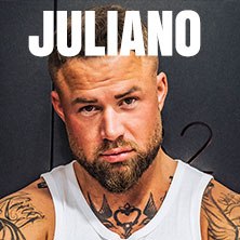 Ein Mann mit Bart und Tattoos trägt ein weißes Tanktop. Der Hintergrund ist dunkel, und oben steht der Name Juliano in großen Buchstaben., © links im Bild