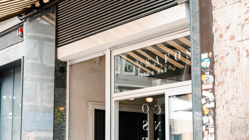 Entrance to a caf&eacute; with the inscription 'ConSafos Caf&eacute; & Bar' on the glass door. Next to it, a wall with stickers., &copy; SMG Stuttgart Marketing GmbH - Sarah Schmid