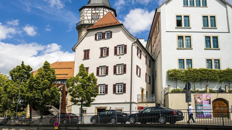 A row house and a helper's house in Backnang on a sunny day, with white facades, a half-timbered tower, and trees in front., &copy; SMG Stuttgart Marketing GmbH - Sarah Schmid