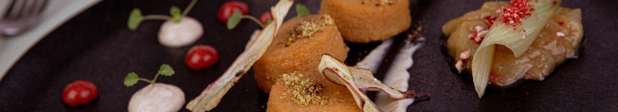 Gourmetgericht auf schwarzem Teller, dekoriert mit Saucen, Kräutern und Gemüse. Elegante Anordnung mit verschiedenen Texturen und Farben., © Marc Luppa Gourmetgericht auf schwarzem Teller, dekoriert mit Saucen, Kräutern und Gemüse. Elegante Anordnung mit verschiedenen Texturen und Farben., © Marc Luppa