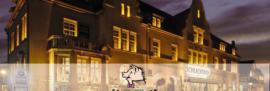 Das Restaurant Stuttgarter Schlachthof ist bei Nacht beleuchtet. Die Fassade zeigt ein Schweine-Museum und ein Café., © Wilhelmer Gastronomiebetriebe GmbH Das Restaurant Stuttgarter Schlachthof ist bei Nacht beleuchtet. Die Fassade zeigt ein Schweine-Museum und ein Café., © Wilhelmer Gastronomiebetriebe GmbH