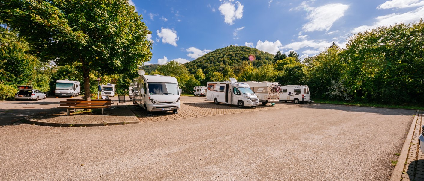 Wohnmobilstellplatz mit mehreren Wohnmobilen, einem Baum und einem Hügel im Hintergrund. Der Himmel ist blau mit einigen Wolken., © Stuttgart-Marketing GmbH, Thomas Niedermüller Wohnmobilstellplatz mit mehreren Wohnmobilen, einem Baum und einem Hügel im Hintergrund. Der Himmel ist blau mit einigen Wolken., © Stuttgart-Marketing GmbH, Thomas Niedermüller