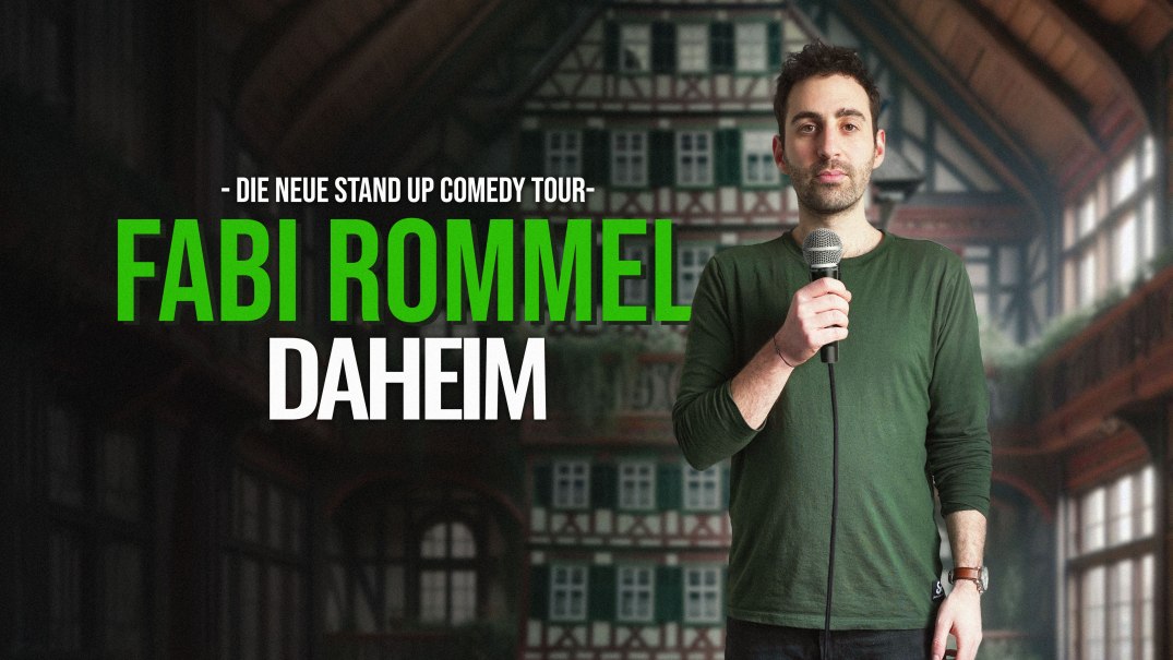 Ein Mann mit Mikrofon vor einem Fachwerkhaus. Text: Fabi Rommel: Daheim, die neue Stand-up Comedy Tour., © Fabi Rommel
