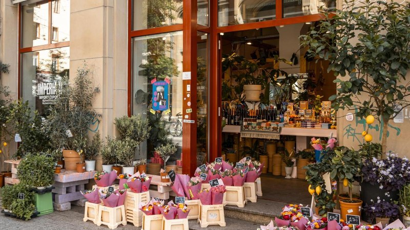 Ein Blumenladen in Stuttgart mit bunten Blumensträußen und Pflanzen vor dem Eingang. Der Laden heißt IMPERIA II., © SMG, Sarah Schmid Ein Blumenladen in Stuttgart mit bunten Blumensträußen und Pflanzen vor dem Eingang. Der Laden heißt IMPERIA II., © SMG, Sarah Schmid