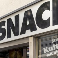 Schild mit der Aufschrift 'UDO-SNACK', darunter 'Stuttgarts Kult-Imbiss seit &uuml;ber 40 Jahren'. Au&szlig;enansicht eines Imbissladens., &copy; SMG, Sarah Schmid