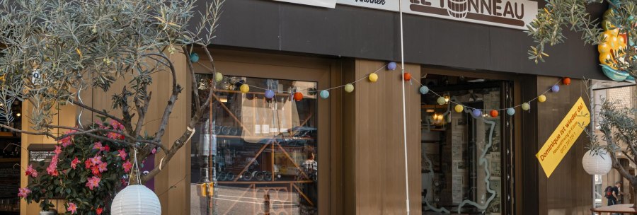 Bistro 'Petite France' und 'Le Tonneau' mit rot-wei&szlig; gestreifter Markise, bunten Lichtern und Pflanzen dekoriert. Einladende Atmosph&auml;re., &copy; SMG, Sarah Schmid