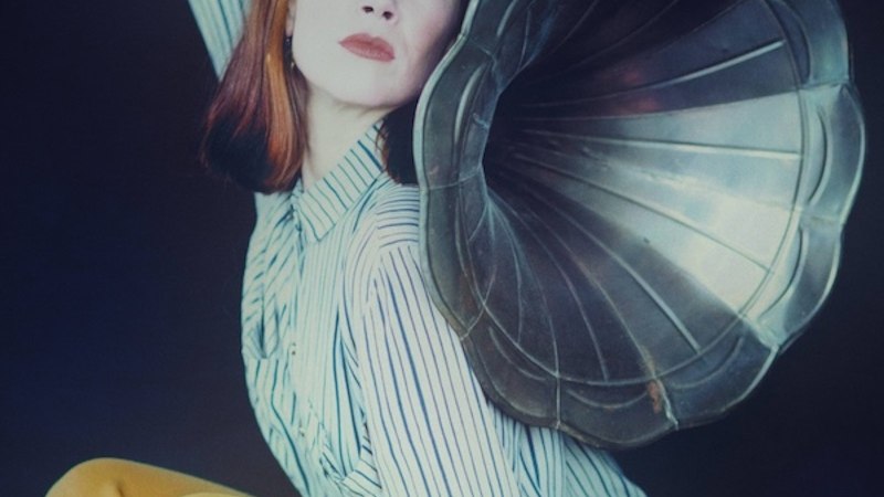 Frau in gestreiftem Hemd und gelber Hose posiert mit einem großen Grammophontrichter vor dunklem Hintergrund., © Renitenztheater Stuttgart e.V. Frau in gestreiftem Hemd und gelber Hose posiert mit einem großen Grammophontrichter vor dunklem Hintergrund., © Renitenztheater Stuttgart e.V.