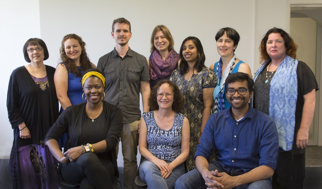 Zehn Personen, M&auml;nner und Frauen, posieren l&auml;chelnd in einem Raum. Sie tragen verschiedene Freizeitkleidung und stehen oder sitzen in zwei Reihen., &copy; WiS