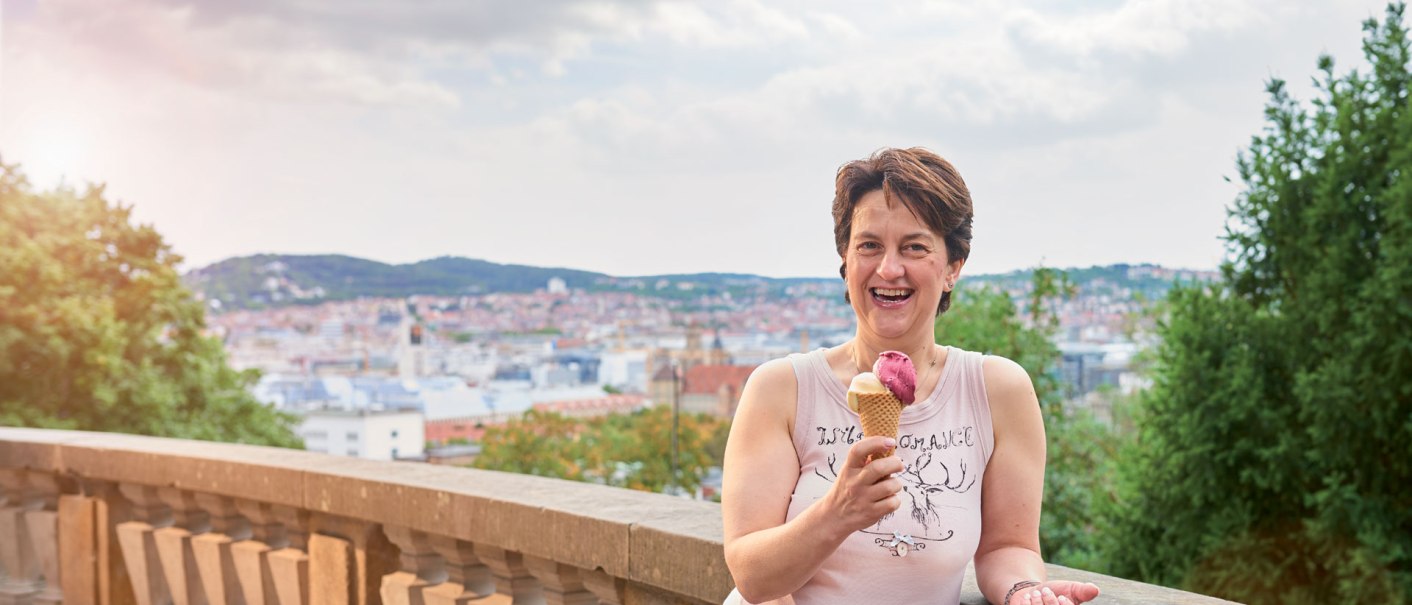 Eisdielen-Besitzerin Esther Weeber-Kirschenlohr am Eugensplatz, © Stuttgart-Marketing GmbH/Jean-Claude Winkler