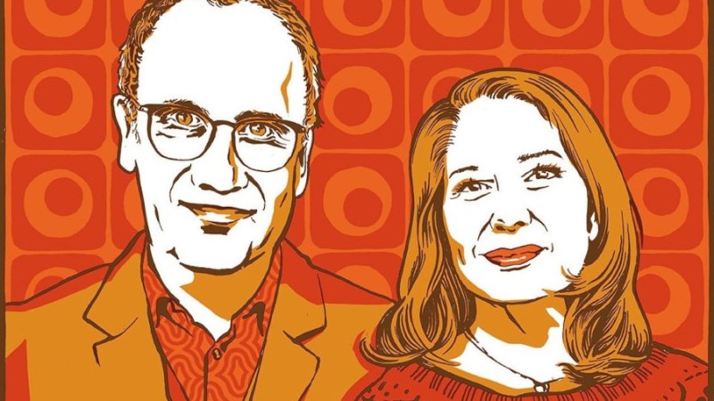 Illustration von zwei Personen vor einem orangefarbenen, geometrischen Hintergrund mit Kreismuster., © Illustration: Kat Menschik