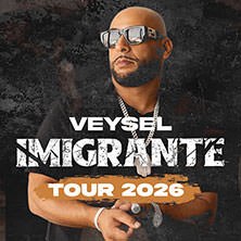 Promobild f&uuml;r Veysels Imigrante Tour 2026 mit einem Mann in Sonnenbrille und Schmuck vor dunklem Hintergrund., &copy; links im Bild
