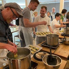 Herr Kächele Maultaschen-Kochkurs, © links im Bild