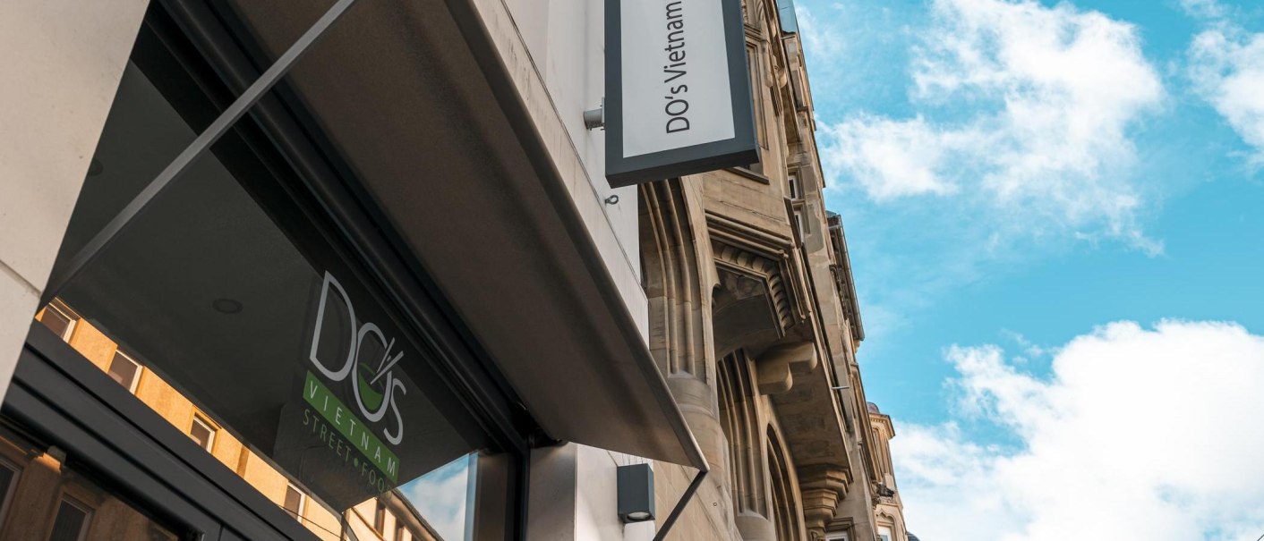 Außenansicht von DO's Vietnam Street Food Restaurant mit blauem Himmel und Wolken im Hintergrund., © SMG, Sarah Schmid