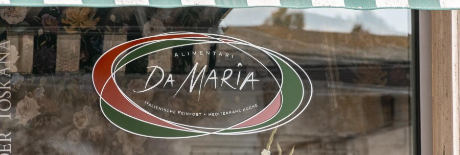 Schaufenster mit dem Logo von "Alimentari Da Maria". Es zeigt italienische Farben und bietet italienische Feinkost und mediterrane Küche an., © Stuttgart Marketing GmbH, Sarah Schmid