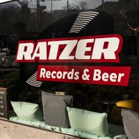 Schaufenster mit großem Aufkleber "Ratzer Records & Beer"., © SMG, Sarah Schmid Schaufenster mit großem Aufkleber "Ratzer Records & Beer"., © SMG, Sarah Schmid