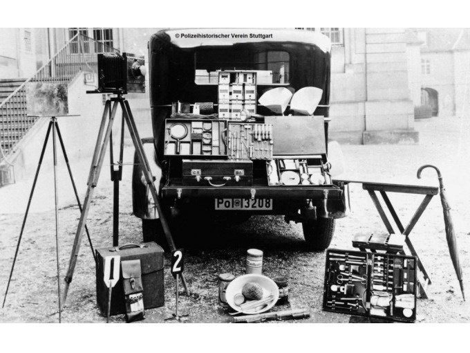 Historisches Polizeifahrzeug mit Ermittlungswerkzeugen und Kameras im Kofferraum, vor einem Gebäude. © Polizeihistorischer Verein Stuttgart., © Polizeihistorischer Verein Stuttgart Historisches Polizeifahrzeug mit Ermittlungswerkzeugen und Kameras im Kofferraum, vor einem Gebäude. © Polizeihistorischer Verein Stuttgart., © Polizeihistorischer Verein Stuttgart