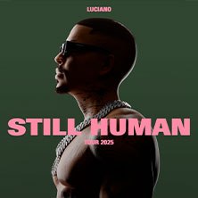 Profilansicht eines Mannes mit Sonnenbrille und Kette, Text: 'Luciano Still Human Tour 2025' auf grünem Hintergrund., © links im Bild