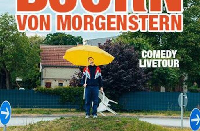 Ein Mann mit gelbem Regenschirm steht auf einem Kreisverkehr. Text: BJÖRN VON MORGENSTERN, COMEDY LIVETOUR, KREISVERKEHRFEST., © S-Promotion Event GmbH Ein Mann mit gelbem Regenschirm steht auf einem Kreisverkehr. Text: BJÖRN VON MORGENSTERN, COMEDY LIVETOUR, KREISVERKEHRFEST., © S-Promotion Event GmbH