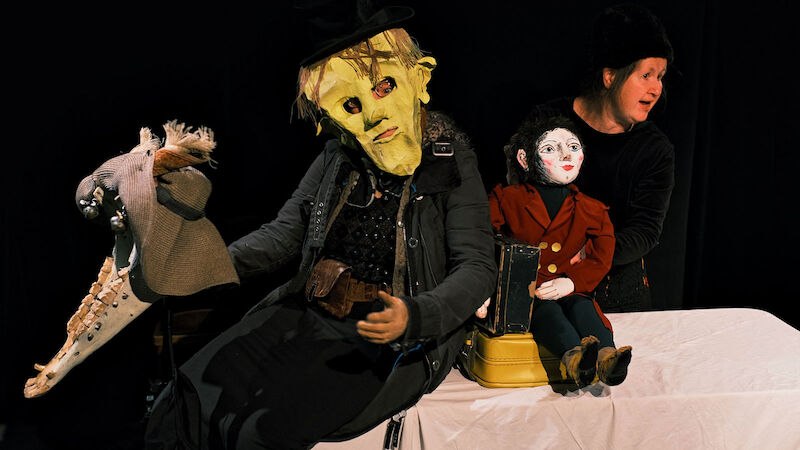 Zwei Puppenspieler präsentieren eine theatralische Szene mit großen, kunstvoll gestalteten Puppen auf einer Bühne., © FITZ Das Theater animierter Formen Zwei Puppenspieler präsentieren eine theatralische Szene mit großen, kunstvoll gestalteten Puppen auf einer Bühne., © FITZ Das Theater animierter Formen