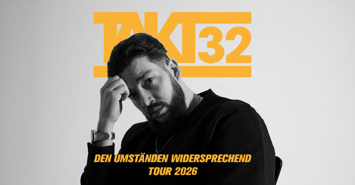 Ein nachdenklicher Mann mit Bart sitzt vor einem wei&szlig;en Hintergrund. &Uuml;ber ihm steht "TAKT32" in gro&szlig;en, gelben Buchstaben. Darunter der Text: "Den Umst&auml;nden widersprechend Tour 2026"., &copy; links im Bild