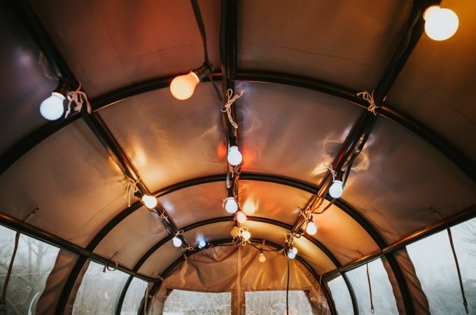 Innenansicht eines Zeltdachs mit bunten Lichtern, die an den Streben befestigt sind. Die Lichter schaffen eine warme Atmosphäre., © Cool-Tours StattReisen Innenansicht eines Zeltdachs mit bunten Lichtern, die an den Streben befestigt sind. Die Lichter schaffen eine warme Atmosphäre., © Cool-Tours StattReisen
