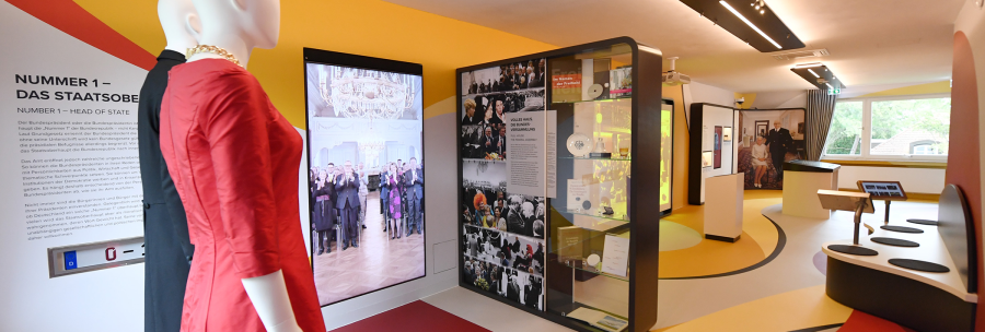 Innenansicht des Theodor-Heuss-Hauses in Stuttgart mit Ausstellungsst&uuml;cken, Mannequins und Informationstafeln zur Geschichte des Bundespr&auml;sidentenamts., &copy; Stiftung Bundespr&auml;sident Theodor-Heuss-Haus / Franziska Kraufmann