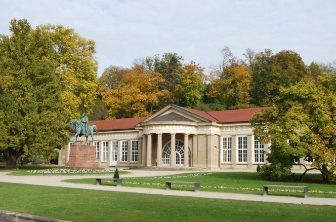 Historic building in the Bad Cannstatt spa gardens with equestrian statue and autumnal tree backdrop., © Cool-Tours StattReisen Historic building in the Bad Cannstatt spa gardens with equestrian statue and autumnal tree backdrop., © Cool-Tours StattReisen
