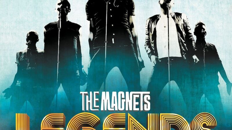 Cover des Albums 'Legends' von The Magnets. Silhouetten von fünf Sängern mit Mikrofonen vor blauem Hintergrund. Der Titel 'Legends' ist in großen Buchstaben., © Theaterhaus Stuttgart e.V.