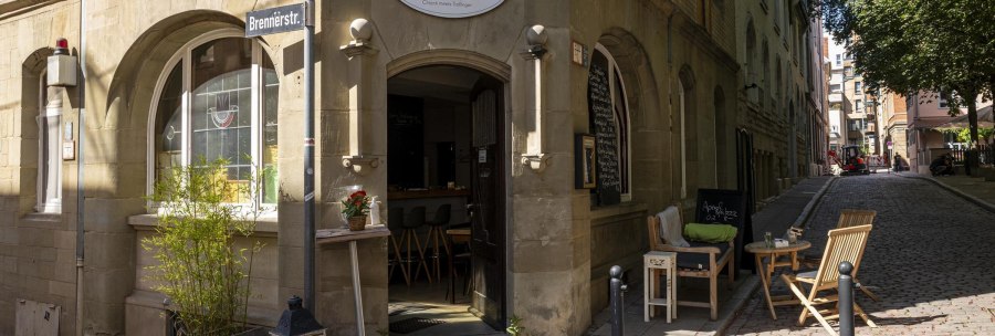 Entrance to the 'Peeches' caf&eacute; in the Bohnenviertel district of Stuttgart. Comfortable seating outside, street sign 'Brennerstr.' visible., &copy; SMG Stuttgart Marketing GmbH - Sarah Schmid
