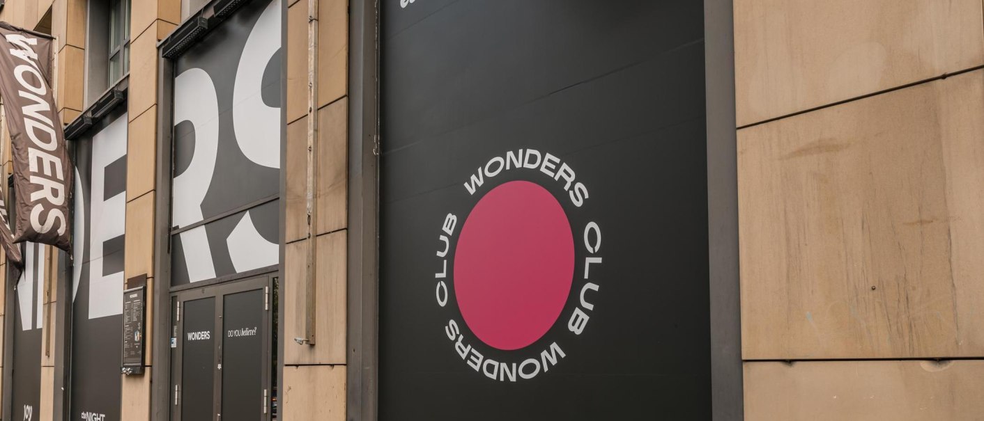 Entrance to the Wonders Club with large logo and lettering on the fa&ccedil;ade. Black doors and a pink circle with the text 'Wonders Club'., &copy; Stuttgart Marketing GmbH, Sarah Schmid