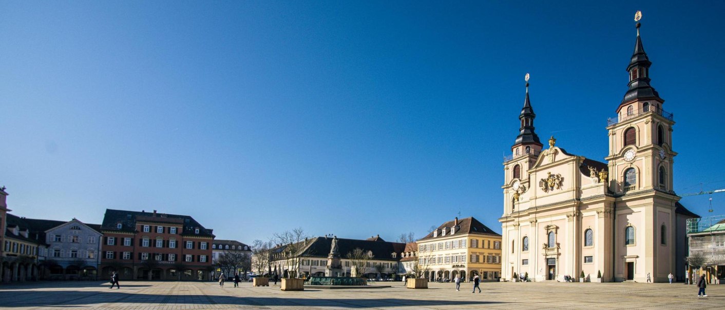 Ludwigsburg's market square features a Baroque church and surrounding buildings under a clear sky. Few people can be seen in the square., © SMG Stuttgart Marketing GmbH - Sarah Schmid Ludwigsburg's market square features a Baroque church and surrounding buildings under a clear sky. Few people can be seen in the square., © SMG Stuttgart Marketing GmbH - Sarah Schmid