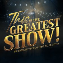 Goldener Schriftzug 'This is THE GREATEST SHOW!' auf dunklem Hintergrund mit Lichterkette., &copy; links im Bild