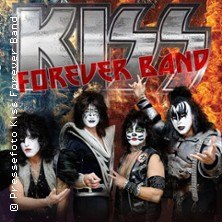 Vier Bandmitglieder in Kiss-Kost&uuml;men und Make-up posieren vor einem feurigen Hintergrund. Der Schriftzug "Kiss Forever Band" ist dar&uuml;ber zu sehen., &copy; links im Bild
