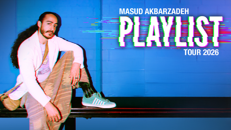 Ein Mann mit langen Haaren und Bart sitzt l&auml;ssig auf einer Bank. Der Hintergrund ist blau, und der Text 'Masud Akbarzadeh - Playlist - Tour 2026' ist zu sehen., &copy; links im Bild