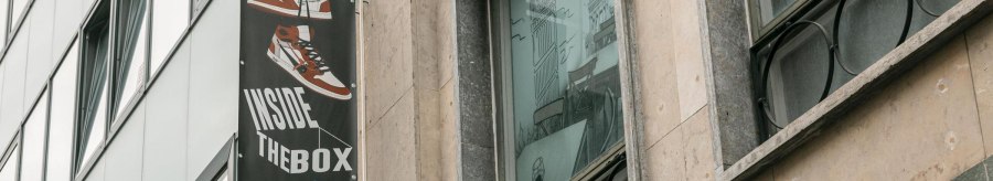 Fassade eines Gebäudes mit einem Schild 'Inside The Box' und einem gezeichneten Café im Fenster., © SMG, Sarah Schmid Fassade eines Gebäudes mit einem Schild 'Inside The Box' und einem gezeichneten Café im Fenster., © SMG, Sarah Schmid
