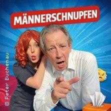 Ein Mann und eine Frau posieren humorvoll vor einem blauen Hintergrund. Der Schriftzug 'Männerschnupfen' ist oben zu sehen., © links im Bild Ein Mann und eine Frau posieren humorvoll vor einem blauen Hintergrund. Der Schriftzug 'Männerschnupfen' ist oben zu sehen., © links im Bild