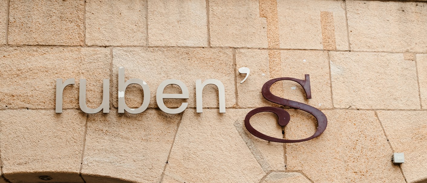 Schriftzug "ruben's" an einer beigen Steinwand, mit großen Buchstaben und einem Fenster darunter., © SMG Stuttgart Marketing GmbH - Sarah Schmid