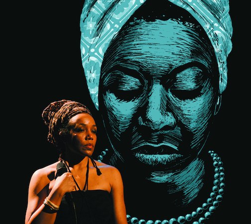 Eine Frau mit Mikrofon steht vor einem großen, stilisierten Porträt von Nina Simone mit Turban und Perlenkette auf schwarzem Hintergrund., © Theaterhaus Stuttgart e.V.