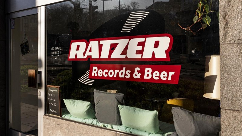 Schaufenster mit gro&szlig;em Aufkleber "Ratzer Records & Beer"., &copy; SMG, Sarah Schmid