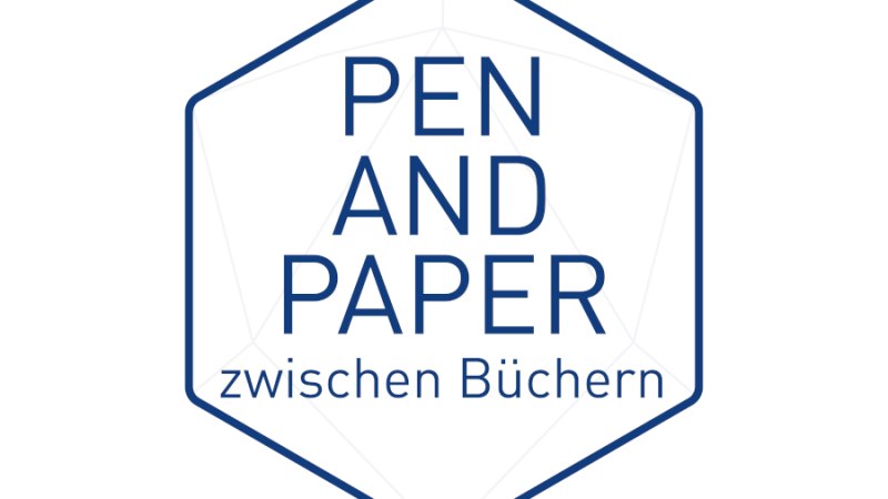 Pen & Paper zwischen B&uuml;chern, &copy; Logo: Stadtbibliothek