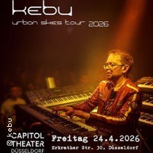 Kebu spielt Synthesizer auf der Bühne. Urban Skies Tour 2026, Capitol Theater Düsseldorf, 24. April 2026., © links im Bild Kebu spielt Synthesizer auf der Bühne. Urban Skies Tour 2026, Capitol Theater Düsseldorf, 24. April 2026., © links im Bild
