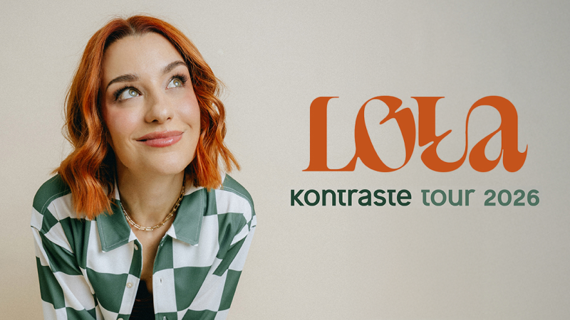 Eine Frau mit roten Haaren lächelt und schaut nach oben. Daneben steht der Text 'Loua Kontraste Tour 2026'., © links im Bild Eine Frau mit roten Haaren lächelt und schaut nach oben. Daneben steht der Text 'Loua Kontraste Tour 2026'., © links im Bild