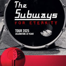Schlagzeug mit 'The Subways For Eternity' Schriftzug, Tour 2025, 20-jähriges Jubiläum. Roter Akzent im Vordergrund., © links im Bild Schlagzeug mit 'The Subways For Eternity' Schriftzug, Tour 2025, 20-jähriges Jubiläum. Roter Akzent im Vordergrund., © links im Bild