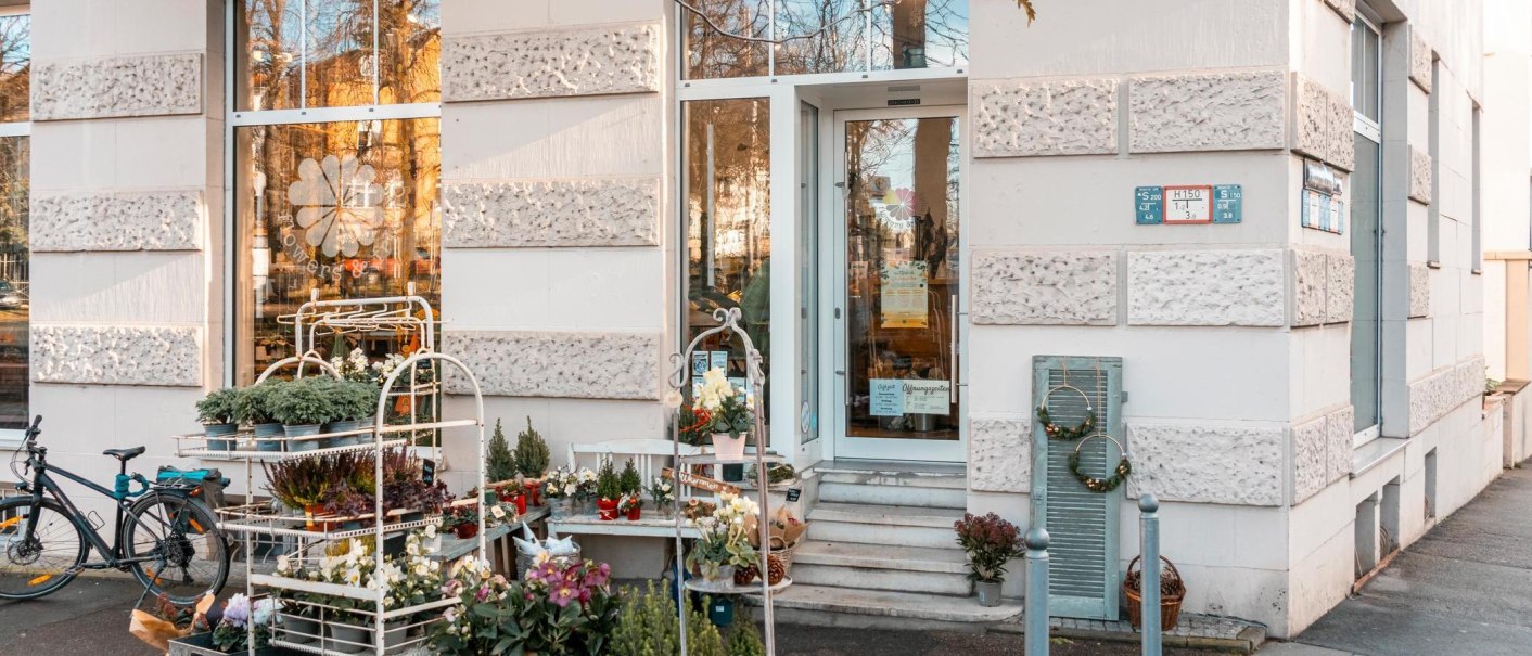 Ein Blumenladen mit Pflanzen und Dekorationen vor dem Eingang. Ein Fahrrad steht daneben., &copy; Stuttgart-Marketing GmbH, Sarah Schmid