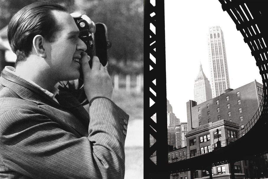 Links ein Mann mit Kamera, rechts eine Stadtansicht mit Wolkenkratzern und Brücke. Schwarz-Weiß-Fotografie., © Fred Stein Links ein Mann mit Kamera, rechts eine Stadtansicht mit Wolkenkratzern und Brücke. Schwarz-Weiß-Fotografie., © Fred Stein