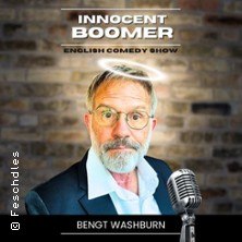 Ein Mann mit Brille und Heiligenschein vor einer Backsteinwand. Ein Mikrofon ist im Vordergrund. Text: "Innocent Boomer - English Comedy Show - Bengt Washburn"., © links im Bild