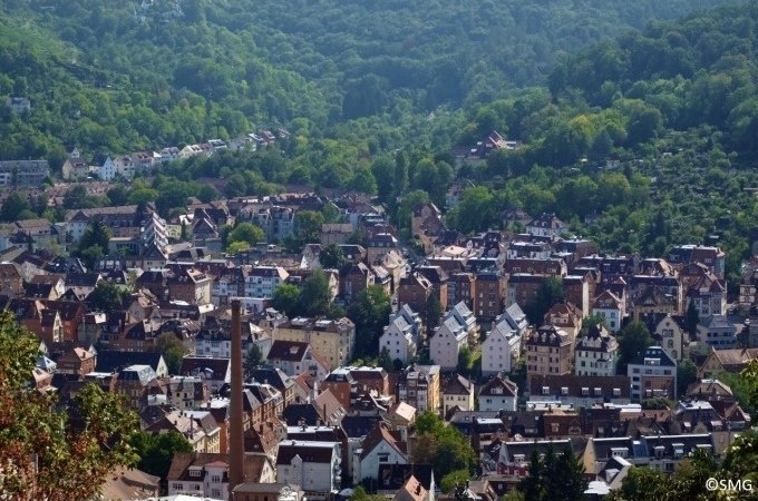 Blick auf Stuttgart mit dicht bebauten H&auml;usern und gr&uuml;nen H&uuml;geln im Hintergrund. Eine Mischung aus urbaner und nat&uuml;rlicher Landschaft., &copy; Stuttgart Marketing GmbH